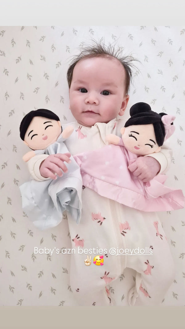 Customer photo of a baby cuddling a Joeydolls baby lovey (@tracytong)
