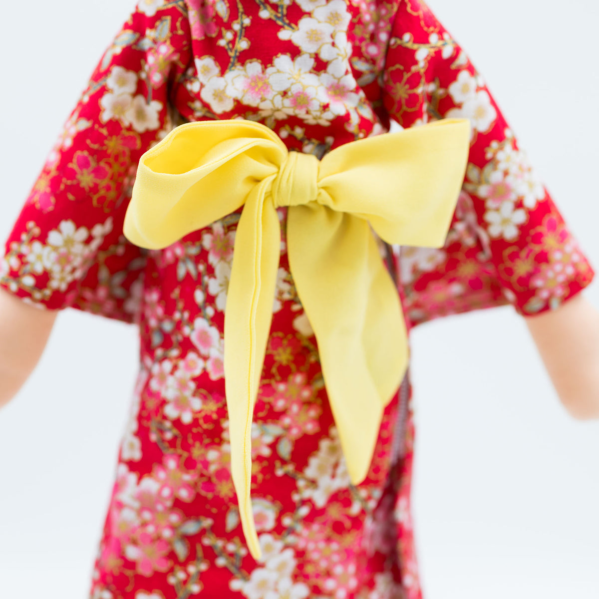 Close-up of the yellow obi over the floral red kimono of Joeydolls Aiko