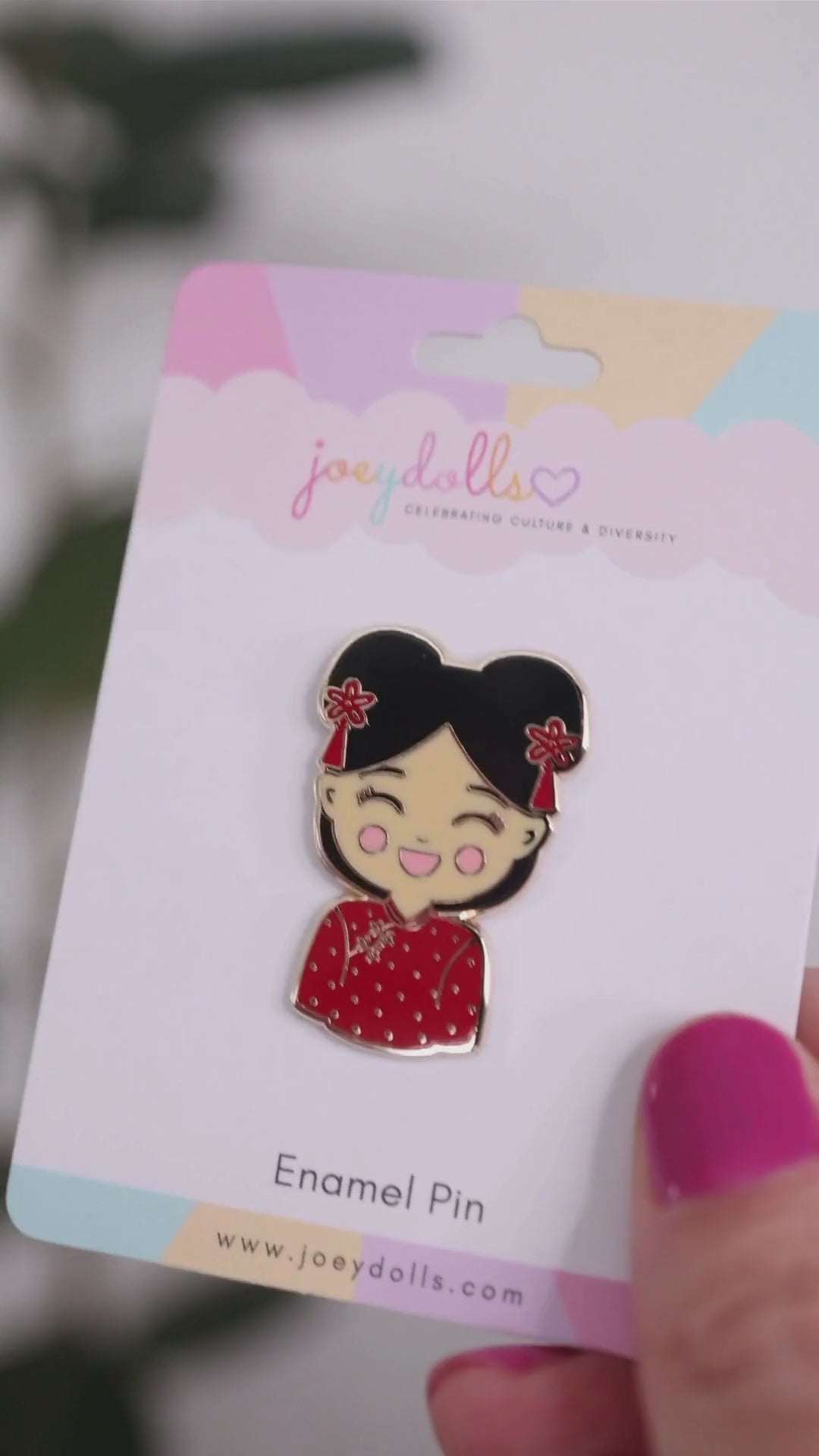 Video of a Joeydolls Chinese ‘Mei’ Enamel Pin attached to a Joeydolls display card and being moved.