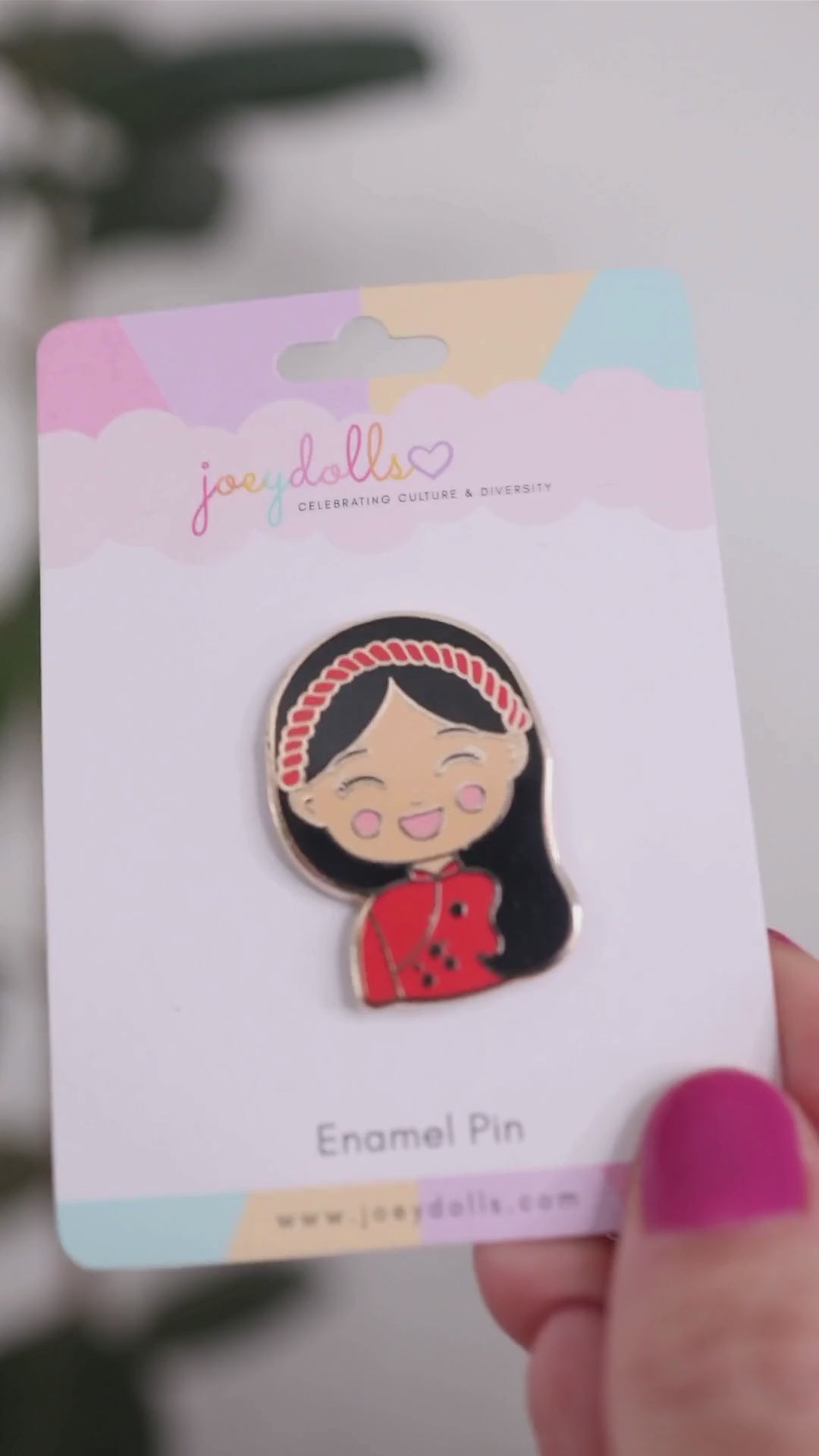 Joeydolls Vietnamese Hoa gold enamel pin on a Joeydolls display card, gently moving to highlight its áo dài details, khăn đóng headpiece, and glossy finish.