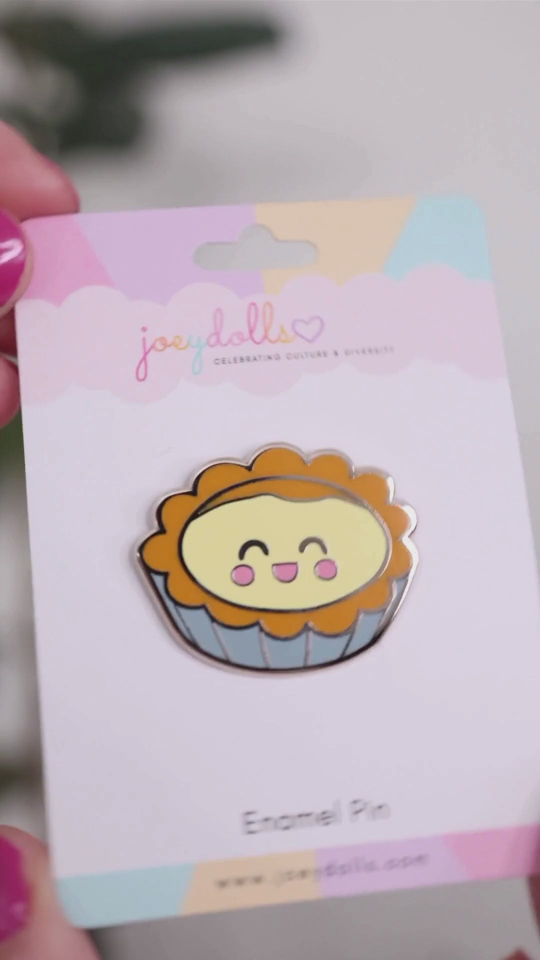Dàn Tǎ Chinese egg tart enamel pin on a Joeydolls display card, gently moving to show its golden crust, creamy custard filling, and glossy finish.