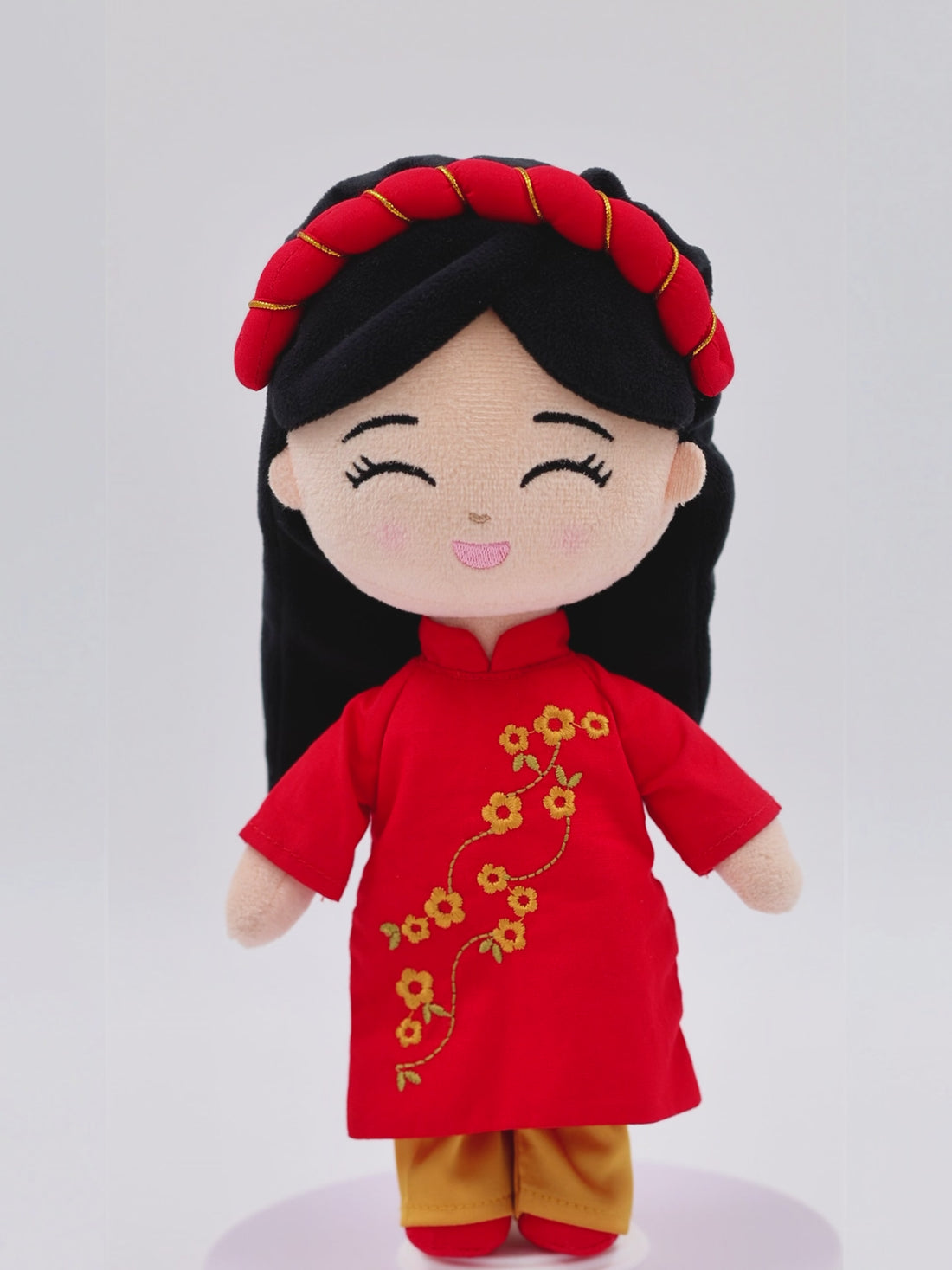 360-degree view of Joeydolls Mini Hoa, a 9-inch Vietnamese doll in a red áo dài and khăn đóng