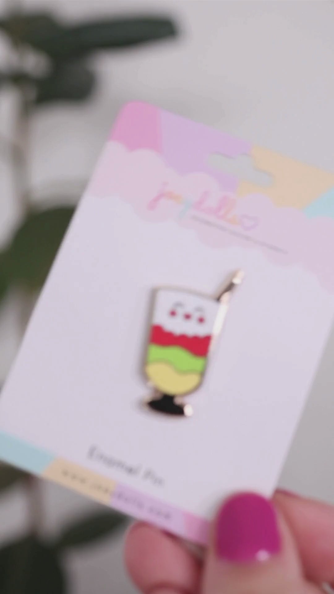 Chè Ba Màu Vietnamese three-color dessert enamel pin on a Joeydolls display card, gently moving to show its layered red, green, and yellow design.
